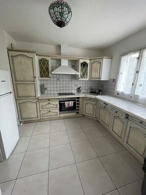 Mikrovågsugn, ugn, spishäll och diskmaskin