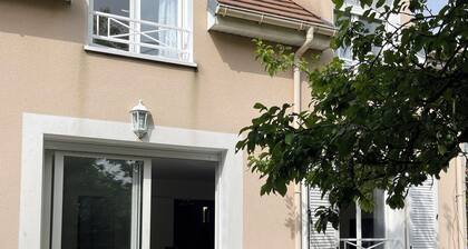 Charmante maison prĂ©s  de la coulĂ©e verte et la forĂȘt de verriĂšre  20mn de Paris