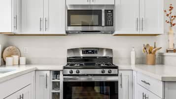 Kylskåp, mikrovågsugn, ugn och spishäll