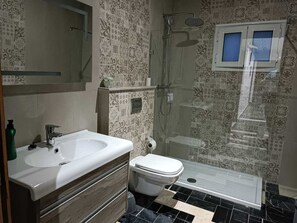 Shower, towels - Luxury apartment in Soukra, Tunisia, near the Carthage golf course  (Ariana)