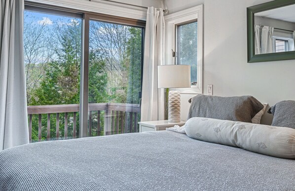 2 bedrooms, desk, iron/ironing board, WiFi