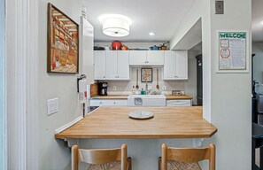 Fridge, microwave, oven, stovetop - Cozy Fireplace, Pets, Club Access! - Saltbox 9A (Quechee)
