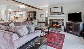 TV, fireplace, video games, offices - Cozy Fireplace, Pets, Club Access! - Saltbox 9A (Quechee)