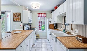 Fridge, microwave, oven, stovetop - Cozy Fireplace, Pets, Club Access! - Saltbox 9A (Quechee)
