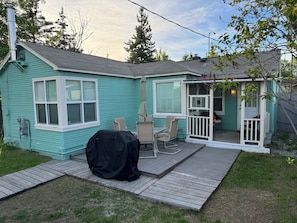 Outdoor dining - 2-bedroom house in downtown Anchorage with WiFi, free parking and huge yar (Anchorage)