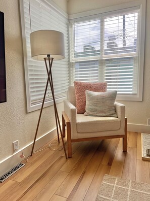 Een smart-tv, een open haard en boeken