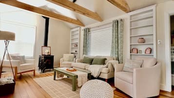 Una Smart TV, una chimenea, libros