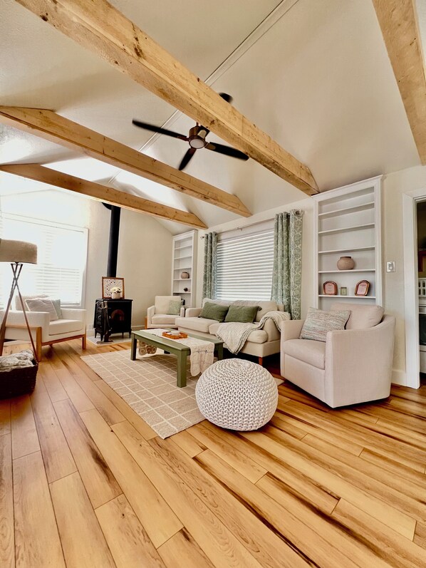 Een smart-tv, een open haard en boeken