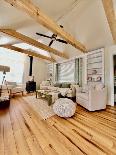 2-bedroom house in downtown Anchorage with WiFi, free parking and huge yar