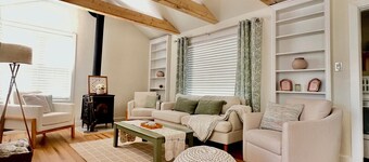 2-bedroom house in downtown Anchorage with WiFi, free parking and huge yar