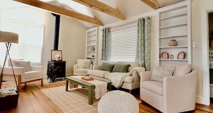 2-bedroom house in downtown Anchorage with WiFi, free parking and huge yar