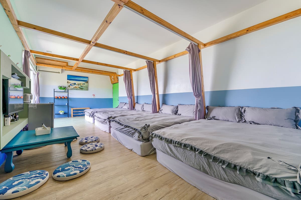 Habitación familiar, vistas al mar | Cortinas opacas, wifi gratis, ropa de cama