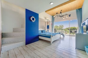 Vierpersoonskamer, op tussenverdieping | Verduisterende gordijnen, gratis wifi, beddengoed