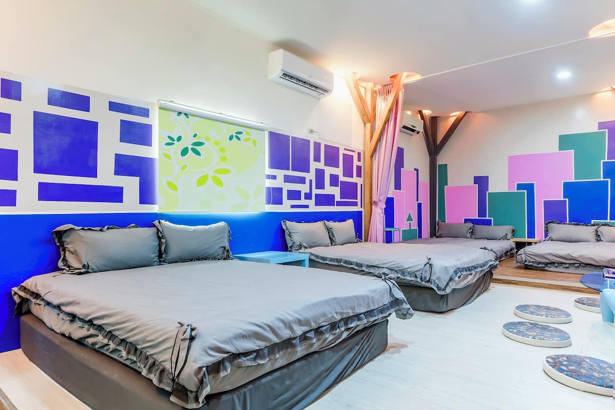 Habitación familiar | Cortinas opacas, wifi gratis, ropa de cama