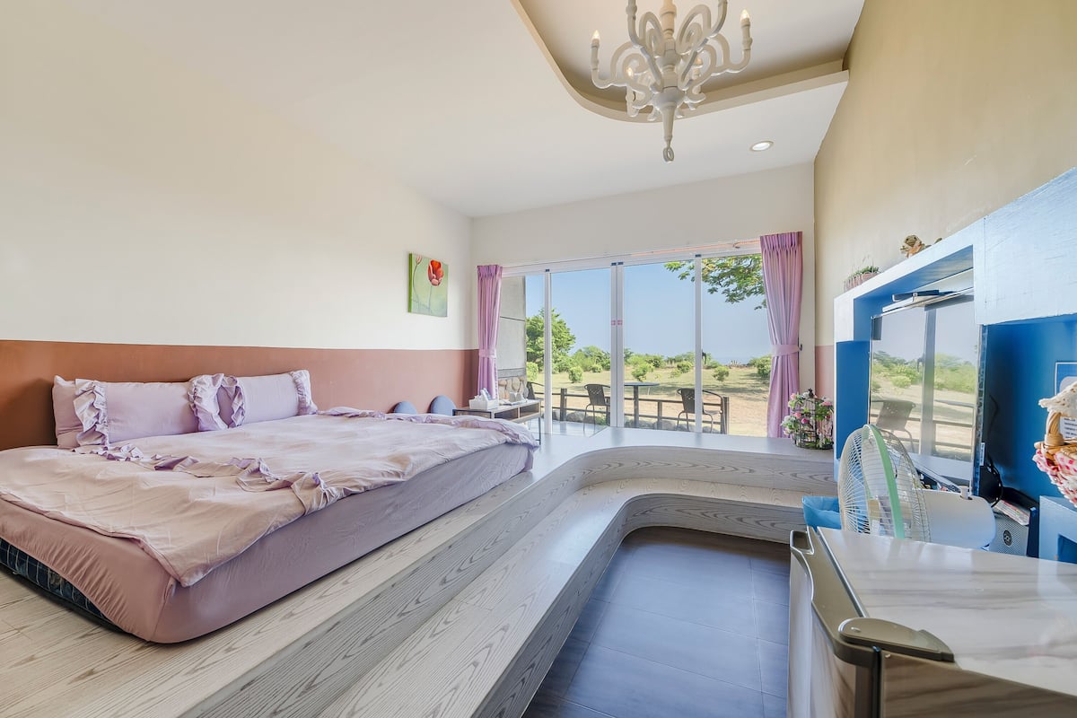 Habitación doble, balcón, vistas al mar | Cortinas opacas, wifi gratis, ropa de cama