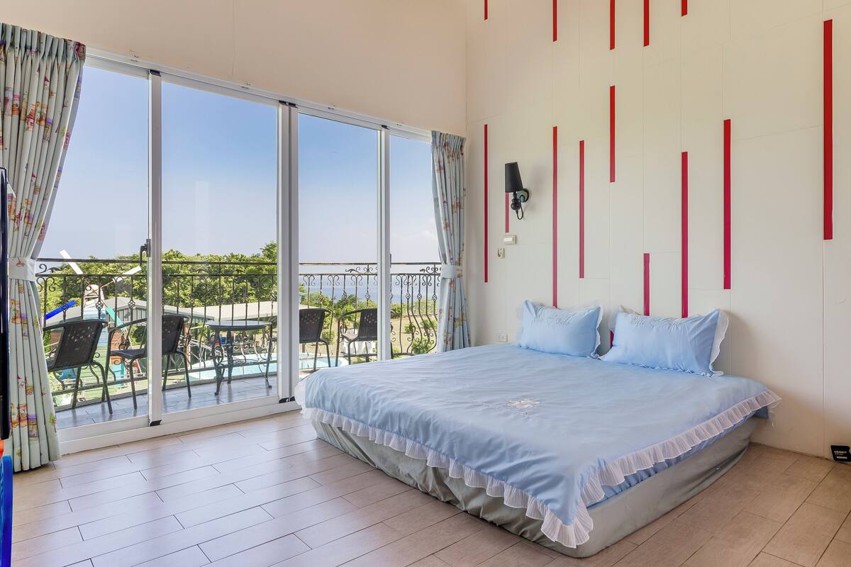 Habitación cuádruple, vistas al mar | Cortinas opacas, wifi gratis, ropa de cama