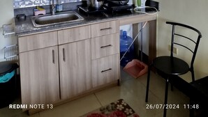 ثلاجة، موقد طهي مسطح، غلّاية كهربائية، محمصة خبز