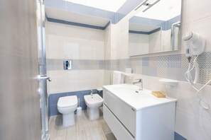 Dobbeltrom – deluxe, balkong, byutsikt | Bad | Miljøvennlige toalettsaker, hårføner, tøfler og håndklær