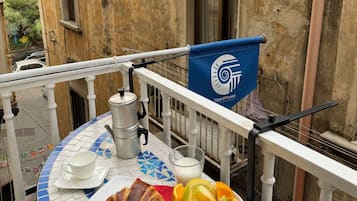 Chambre Quadruple Confort, balcon, vue ville | Vue de la chambre