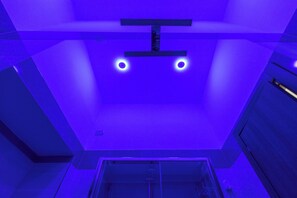 Deluxe Double Room, Balcony, City View | Bathroom | Eco-friendly toiletries, hair dryer, slippers, towels - Napoli Museo Bed and Breakfast (Naples)