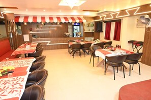 Family dining - Hotel Kapson Begusarai (Begusarai)