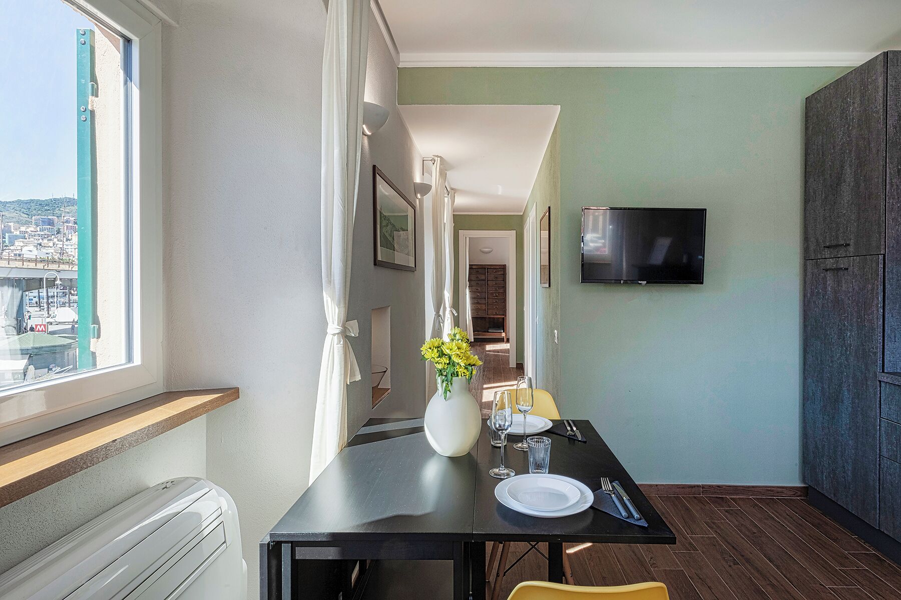 Classic Apartment, City View | Dining room