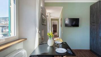 Classic Apartment, City View | Dining room