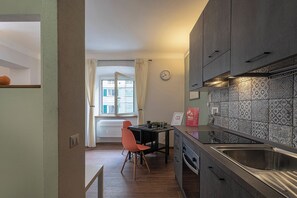 Appartement, vue ville | Cuisine privée | Réfrigérateur, micro-ondes, four, plaque de cuisson