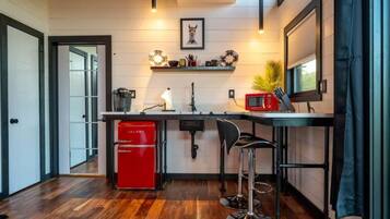 Refrigerador, microondas, cafetera y tetera y utensilios de cocina