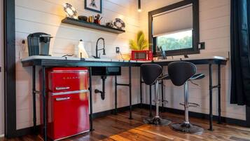 Kühlschrank, Mikrowelle, Wasserkocher mit Kaffee-/Teezubehör