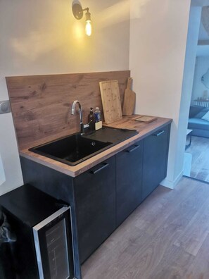 Réfrigérateur, micro-ondes, four, plaque de cuisson