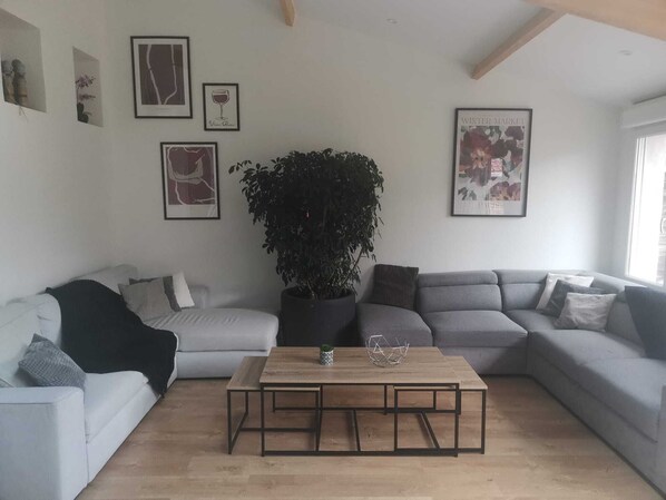 Una Smart TV, un reproductor estéreo