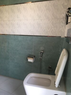 Habitación estándar doble | Baño | Ducha y toallas