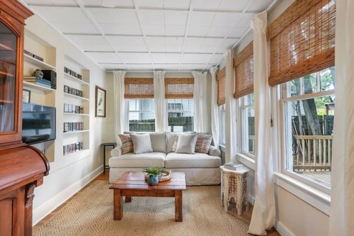 Blissful Blue Bungalow in Baton Rouge