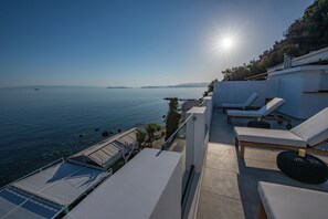 Terrace/patio - Flisvos Beachfront Apartments (Skopelos)