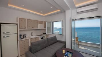 Superior Apartment | Private kitchen | Fridge, microwave, oven, stovetop