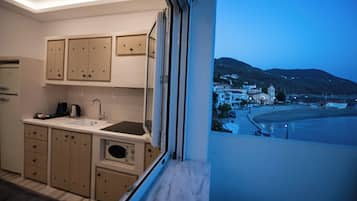 Superior Apartment | Private kitchen | Fridge, microwave, oven, stovetop