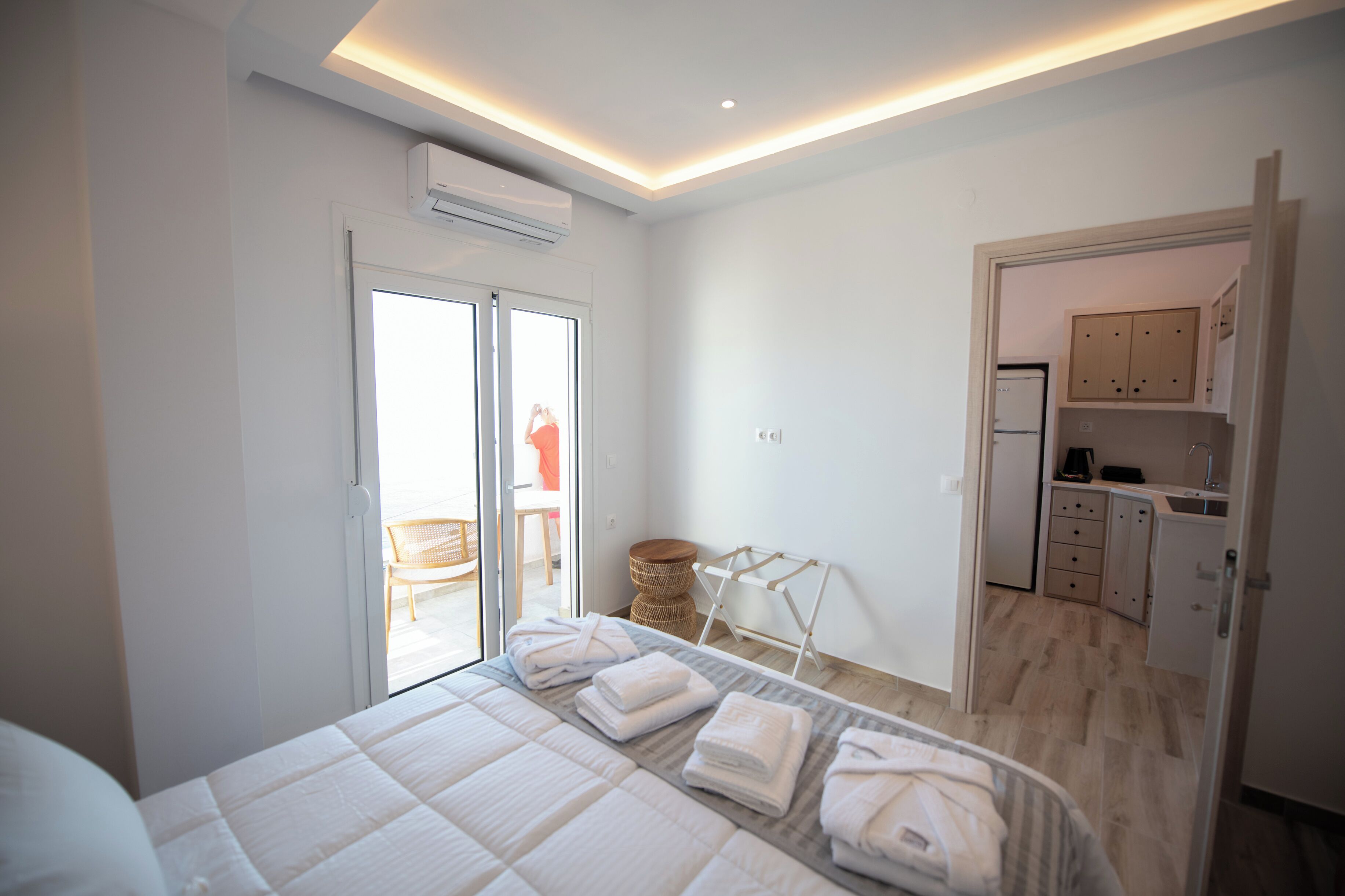 Apartemen Junior | 2 kamar tidur, meja kerja, kedap suara, dan setrika/meja setrika