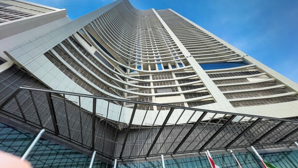 Un edificio alto con fachada curva y varios balcones.
