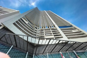 Ein Hochhaus mit einer geschwungenen Fassade und mehreren Balkonen.