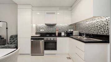 Premium-Apartment | Eigene Küche | Großer Kühlschrank, Mikrowelle, Ofen, Herdplatte