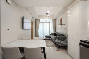 Appartement Prestige, 2 chambres, balcon, vue sur la ville | Salle de séjour | Téléviseur connecté de 50 po avec télévision numérique