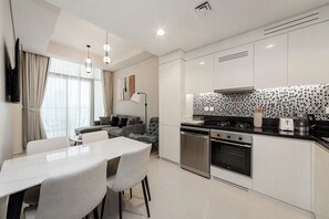 Premium Apartment, 2 Bedrooms, Balcony, City View | Private kitchen - Extremely High 2BR in Aykon City Tower (Dubai)