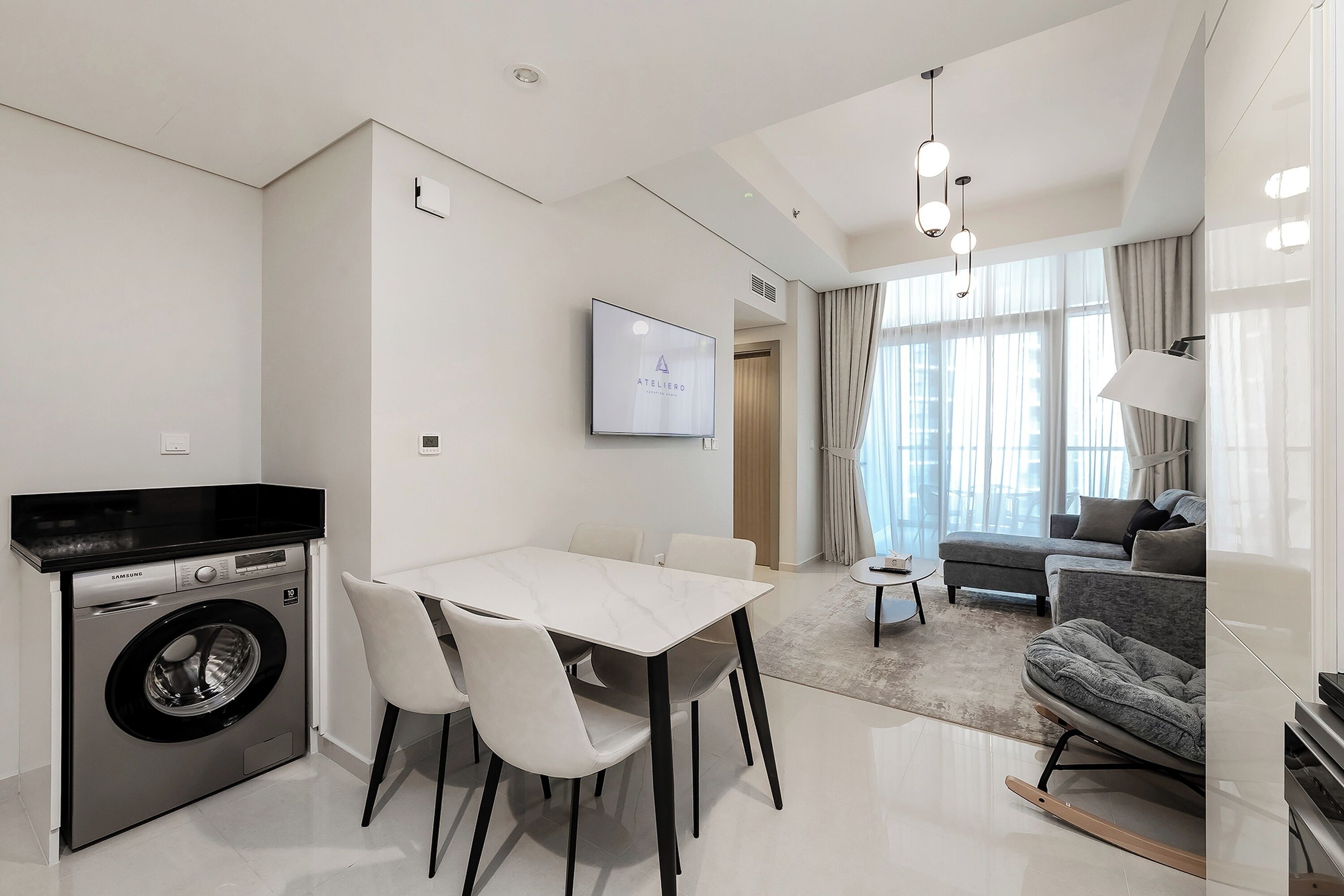 Premium-lejlighed - 2 soveværelser - balkon - byudsigt | Stue | 50-tommers smart-tv med digitale kanaler