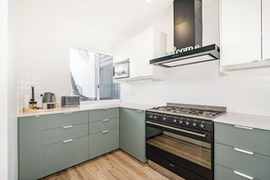 Family Villa, 3 Bedrooms, Non Smoking, Kitchen | Private kitchen | Full-size fridge, microwave, oven, stovetop - Abby's Beach Villa (Broadwater)