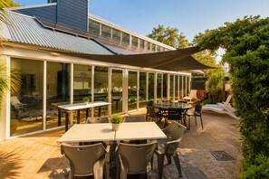 Outdoor dining - Abby's Beach Villa (Broadwater)
