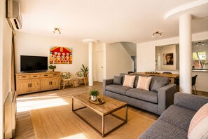 Family Villa, 3 Bedrooms, Non Smoking, Kitchen | Living area | 60-inch plasma TV with digital channels, DVD player - Abby's Beach Villa (Broadwater)