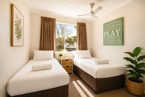 Family Villa, 3 Bedrooms, Non Smoking, Kitchen | 3 bedrooms, laptop workspace, free WiFi, bed sheets - Abby's Beach Villa (Broadwater)
