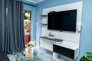 Smart TV - Cozy 1-bedroom apartment in delightful Sandton with AC, WiFi (Sandton)