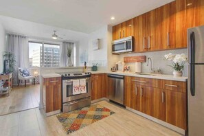 Lägenhet Comfort - 1 sovrum - kök - utsikt mot staden | Eget kök | Kylskåp, mikrovågsugn, ugn och spishäll